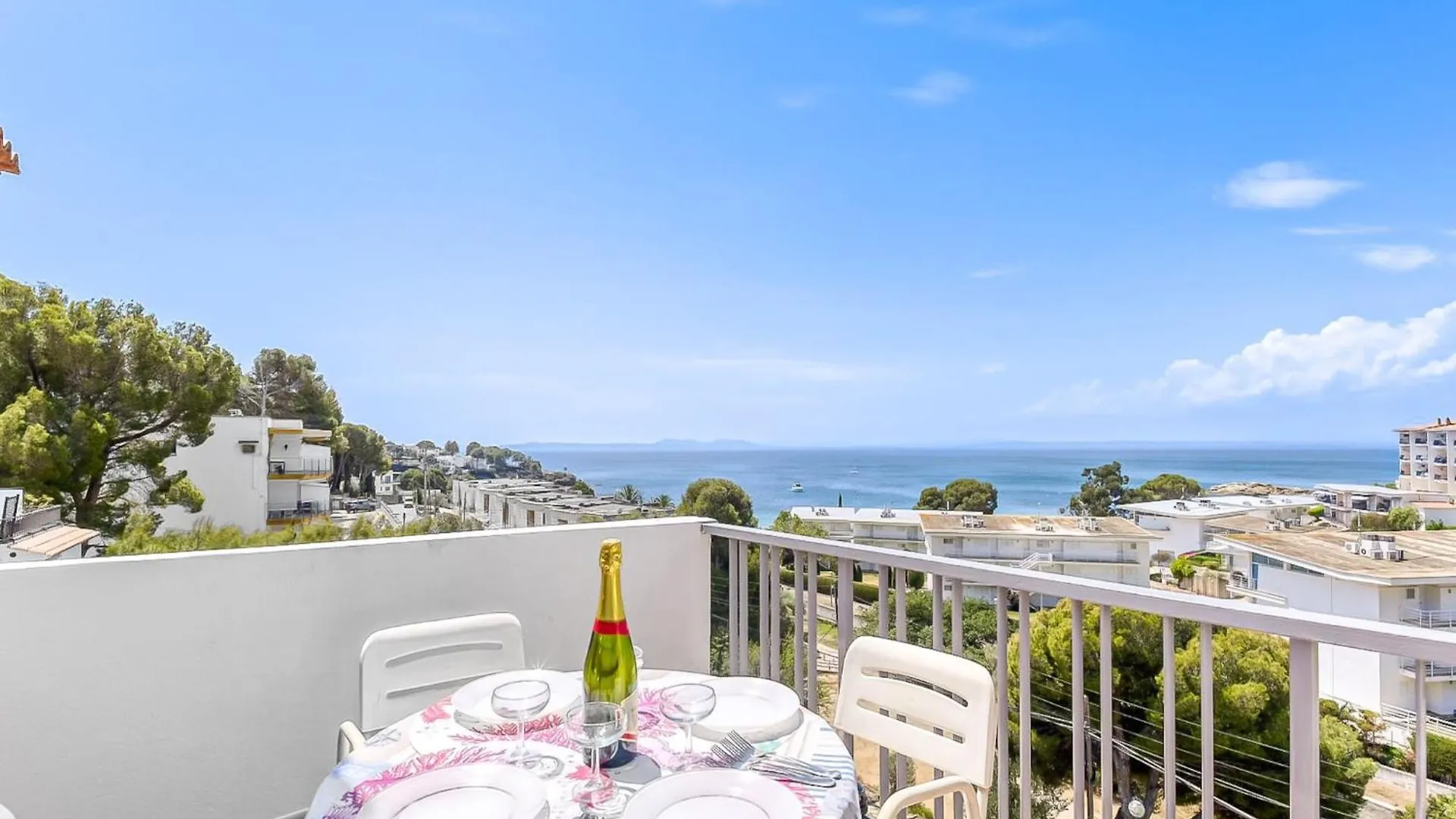 Apartment With Scenic View Montjoi